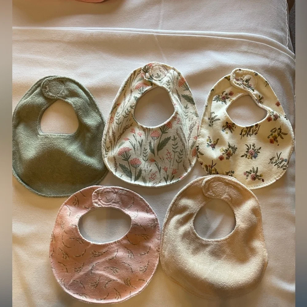 Newborn - 3 months Floral and Solid Baby Bib Set